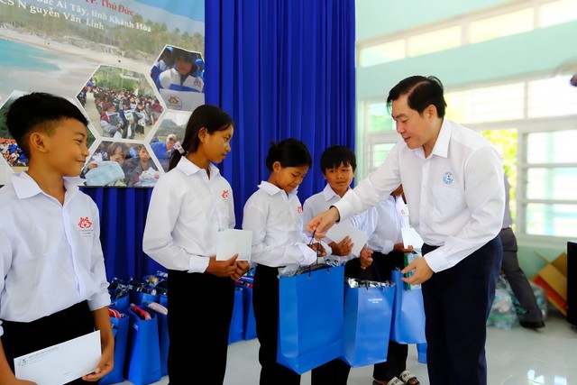 Lan tỏa yêu thương từ trái tim ngành y: Khám bệnh, tặng quà và trao học bổng tại xã Bác Ái Tây, Khánh Hòa- Ảnh 3.
