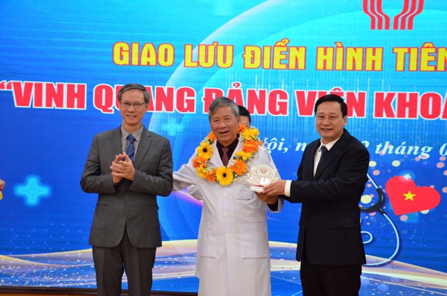 Một số vấn đề đặt ra đối với công tác thi đua, khen thưởng trong cơ quan Nhà nước giai đoạn hiện nay
- Ảnh 1.