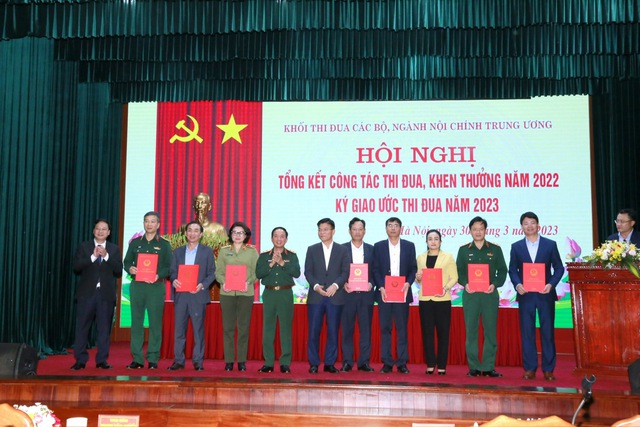 Một số vấn đề đặt ra đối với công tác thi đua, khen thưởng trong cơ quan Nhà nước giai đoạn hiện nay
- Ảnh 8.