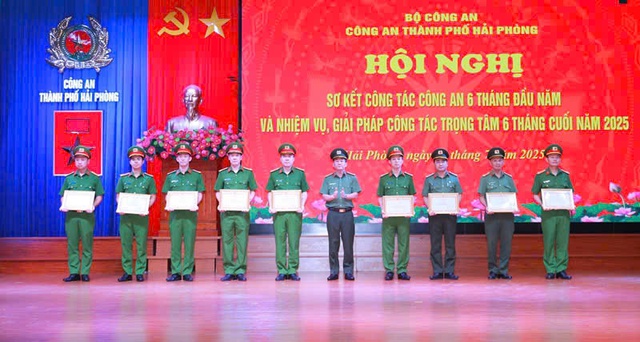 Công an thành phố Hải Phòng sơ kết công tác 6 tháng đầu năm 2025, triển khai nhiệm vụ trọng tâm 6 tháng cuối năm- Ảnh 3. Công an thành phố Hải Phòng sơ kết công tác 6 tháng đầu năm 2025, triển khai nhiệm vụ trọng tâm 6 tháng cuối năm- Ảnh 3.