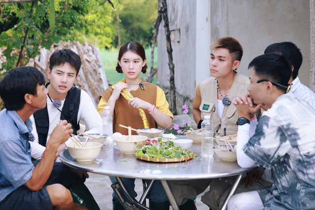 'Gia đình Haha' trải nghiệm làm muối ở Sa Huỳnh: Những diêm dân bình thường mà phi thường, nâng niu từng 'hạt ngọc' sinh ra từ nắng, lấp lánh giữa trời- Ảnh 4. 'Gia đ&igxem bong da truc tiep cup c1ve;nh Haha' trải nghiệm làm muối ở Sa Huỳnh: Những diêm dân bình thường mà phi thường, nâng niu từng 'hạt ngọc' sinh ra từ nắng, lấp lánh giữa trời- Ảnh 4.