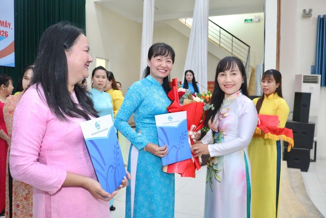 + Hình 2: Phó Chủ tịch Thường trực Hội LHPN TP.HCM Trịnh Thị Thanh trao quyết định chỉ định đồng chí Lại Thị Mai Hương, Đảng ủy viên, Phó Chủ tịch Ủy ban MTTQ Việt Nam xã giữ chức Chủ tịch Hội LHPN xã (người thứ 2, bên trái qua) và đồng chí Nguyễn Huỳnh Nguyên, Ủy viên Ban Thường vụ Hội LHPN xã giữ chức Phó Chủ tịch Hội nhiệm kỳ 2021 - 2026 (người bìa cùng bên trái). + Hình 2: Phó Chủ tịch Thường trực Hội LHPN TP.HCM Trịnh Thị Thanh trao quyết định chỉ định đồng chí Lại Thị Mai Hương, Đảng ủy viên, Phó Chủ tịch Ủy ban MTTQ Việt Nam xã giữ chức Chủ tịch Hội LHPN xã (người thứ 2, bên trái qua) và đồng chí Nguyễn Huỳnh Nguyên, Ủy viên Ban Thường vụ Hội LHPN xã giữ chức Phó Chủ tịch Hội nhiệm kỳ 2021 - 2026 (người bìa cùng bên trái).