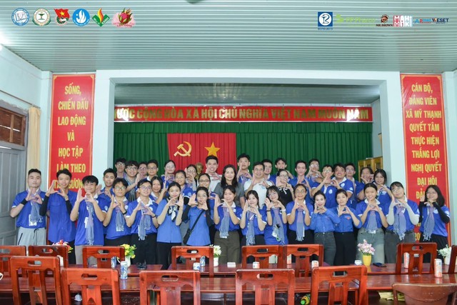 Ban giám hiệu Đại học Y Dược Tp.Hồ Chí Minh thăm chiến sĩ blouse trắng tình nguyện mùa hè xanh 2025- Ảnh 4.