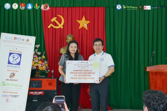 Ban giám hiệu Đại học Y Dược Tp.Hồ Chí Minh thăm chiến sĩ blouse trắng tình nguyện mùa hè xanh 2025- Ảnh 2.