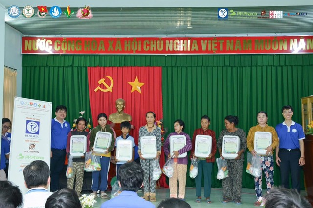 Ban giám hiệu Đại học Y Dược Tp.Hồ Chí Minh thăm chiến sĩ blouse trắng tình nguyện mùa hè xanh 2025- Ảnh 3.