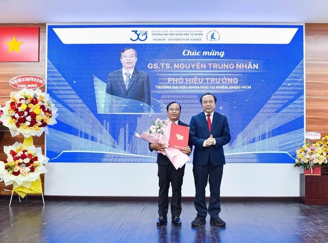 PGS.TS Vũ Hải Quân trao quyết định bổ nhiệm cho GS.TS Nguyễn Trung Nhân.