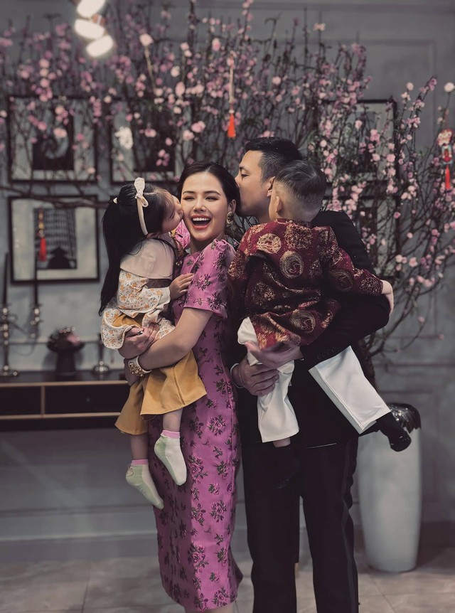 Người đẹp Vbiz làm dâu một trong những gia tộc kín tiếng bậc nhất: Mẹ hai con sang nhất nhì showbiz, được chồng cưng chiều như nữ hoàng- Ảnh 3. Người đẹp Vbiz làm dâu một trong những gia tộc kín tiếng bậc nhất: Mẹ hai con sang nhất nhì showbiz, được chồng cưng chiều như nữ hoàng- Ảnh 3.