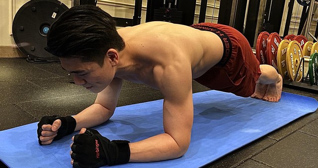 Thiếu gia nhà bầu Hiển vừa là sếp lớn, vừa làm bố đơn thân vẫn tranh thủ độ cơ bắp cuồn cuộn gây sốt- Ảnh 2.