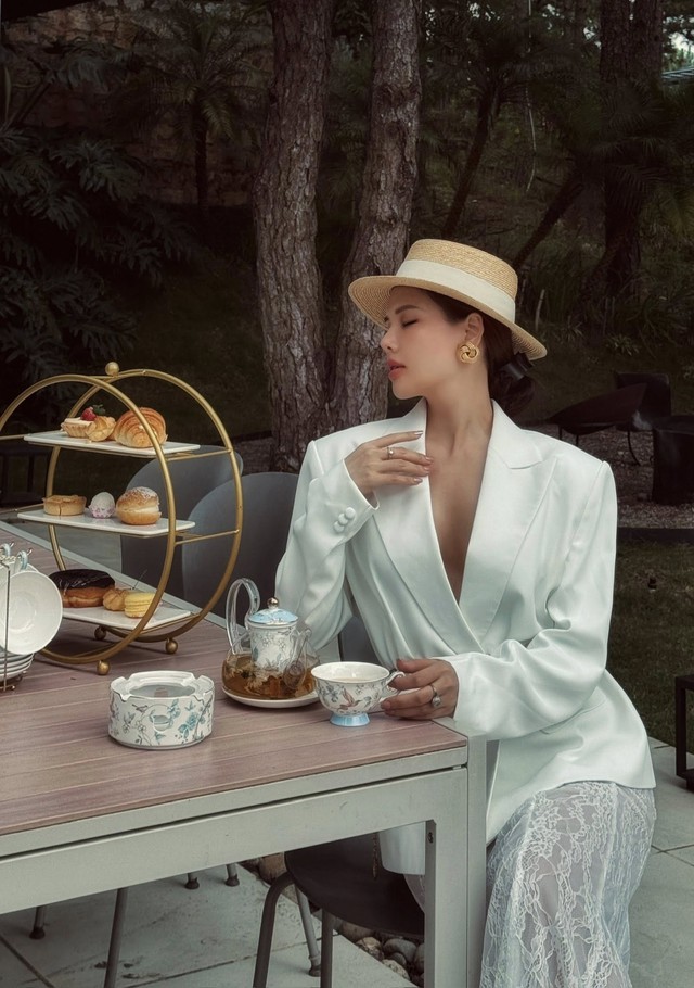 Người đẹp Vbiz làm dâu một trong những gia tộc kín tiếng bậc nhất: Mẹ hai con sang nhất nhì showbiz, được chồng cưng chiều như nữ hoàng- Ảnh 7. Người đẹp Vbiz làm dâu một trong những gia tộc kín tiếng bậc nhất: Mẹ hai con sang nhất nhì showbiz, được chồng cưng chiều như nữ hoàng- Ảnh 7.