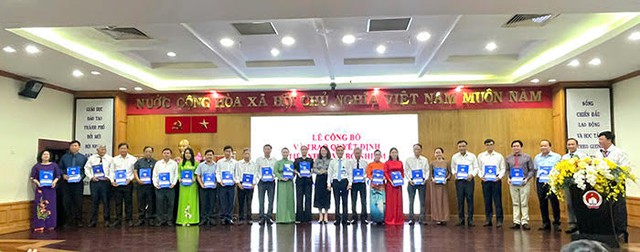 TP. Hồ Chí Minh trao quyết định bổ nhiệm viên chức quản lý cho 167 đơn vị sự nghiệp công lập sau sáp nhập- Ảnh 1. hi88.com - hi88.win. Hồ Chí Minh trao quyết định bổ nhiệm viên chức quản lý cho 167 đơn vị sự nghiệp công lập sau sáp nhập- Ảnh 1.