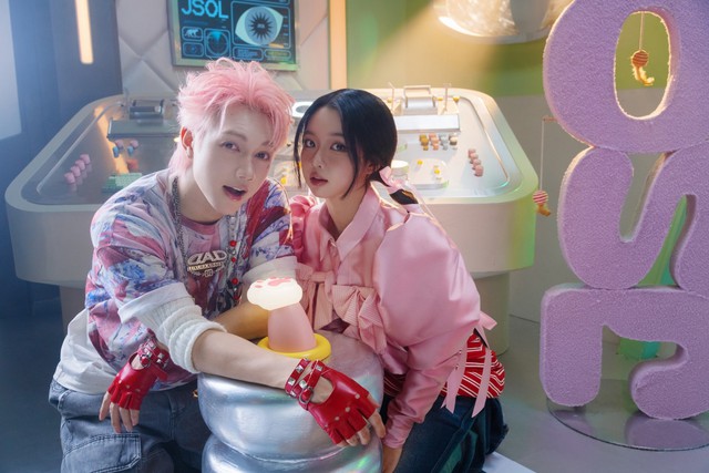 JSOL tán tỉnh Lâm Thanh Mỹ, "thả thính" tung trời cùng dàn "Anh trai say hi" trong MV mới
- Ảnh 10. JSOL tán tỉnh Lâm Thhi88. com Mỹ, "thả thính" tung trời cùng dàn "Anh trai say hi" trong MV mới
- Ảnh 10.