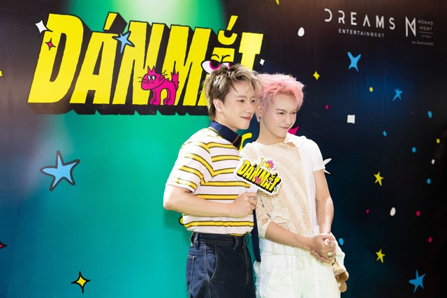 JSOL tán tỉnh Lâm Thanh Mỹ, "thả thính" tung trời cùng dàn "Anh trai say hi" trong MV mới
- Ảnh 2. JSOL tán tỉnh Lâm Thhi88. com Mỹ, "thả thính" tung trời cùng dàn "Anh trai say hi" trong MV mới
- Ảnh 2.