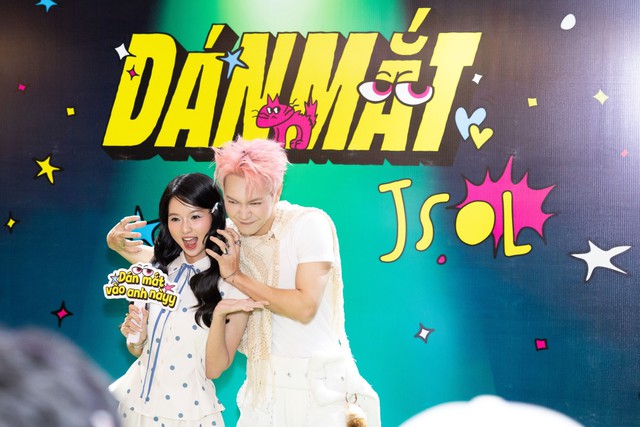 JSOL tán tỉnh Lâm Thanh Mỹ, "thả thính" tung trời cùng dàn "Anh trai say hi" trong MV mới
- Ảnh 4. JSOL tán tỉnh Lâm Thhi88. com Mỹ, "thả thính" tung trời cùng dàn "Anh trai say hi" trong MV mới
- Ảnh 4.