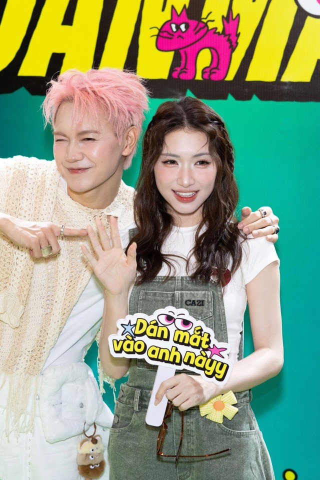 JSOL tán tỉnh Lâm Thanh Mỹ, "thả thính" tung trời cùng dàn "Anh trai say hi" trong MV mới
- Ảnh 7. JSOL tán tỉnh Lâm Thhi88. com Mỹ, "thả thính" tung trời cùng dàn "Anh trai say hi" trong MV mới
- Ảnh 7.