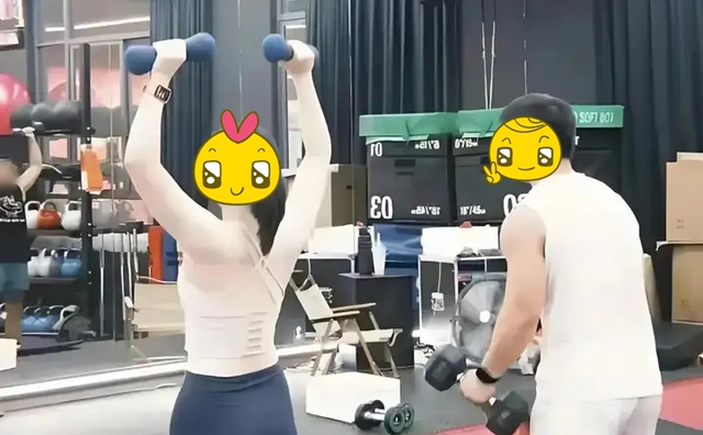 Lộ bằng chứng vợ giám đốc ngân hàng chuyển 700 triệu cho HLV thể hình mua ô tô, kèm lời nhắn gây sốc?- Ảnh 2. Lộ bằng chứng vợ giám đốc ngân hàng chuyển 700 triệu cho HLV thể hình mua ô tô, kèm lời nhắn gây sốc?- Ảnh 2.