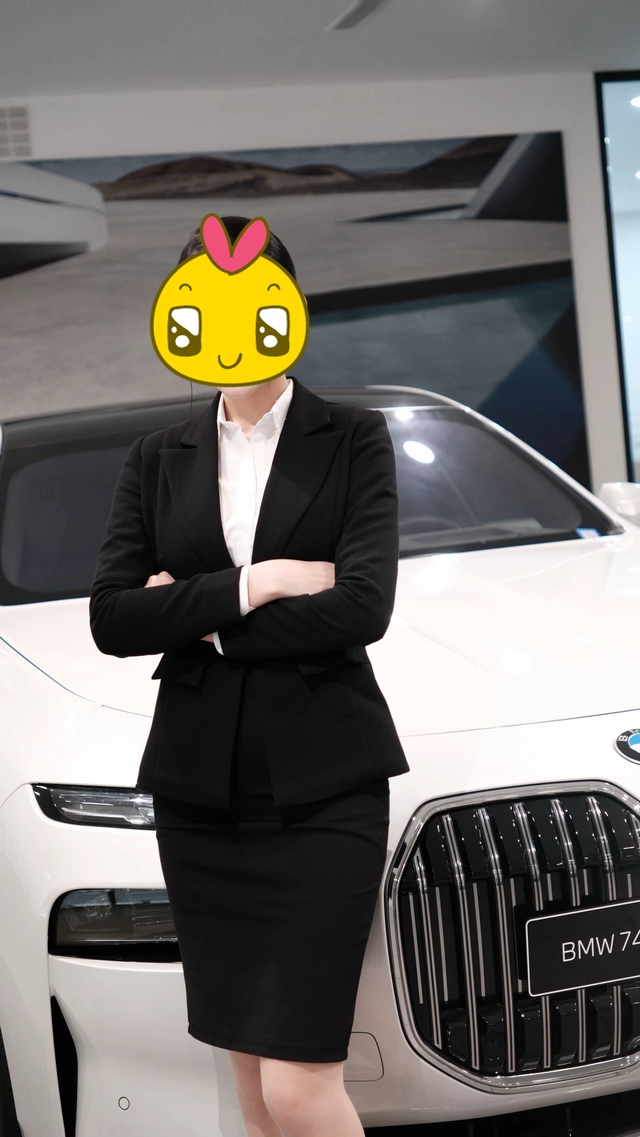Sales nữ bán xe: Độ dài của chân váy thể hiện sự chuyên nghiệp và tôn trọng khách hàng?- Ảnh 8. Sales nữ bán xe: Độ dài của chân váy thể hiện sự chuyên nghiệp và tôn trọng khách hàng?- Ảnh 8.