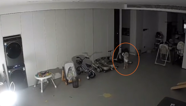 Đợi bố mẹ ngủ say, bé gái còn mặc bỉm nửa đêm bật dậy làm những việc không thể tin nổi!- Ảnh 3. Đợi bố mẹ ngủ say, bé gái còn mặc bỉm nửa đêm bật dậy làm những việc không thể tin nổi!- Ảnh 3.