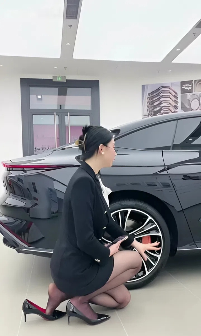 Sales nữ bán xe: Độ dài của chân váy thể hiện sự chuyên nghiệp và tôn trọng khách hàng?- Ảnh 9. Sales nữ bán xe: Độ dài của chân váy thể hiện sự chuyên nghiệp và tôn trọng khách hàng?- Ảnh 9.