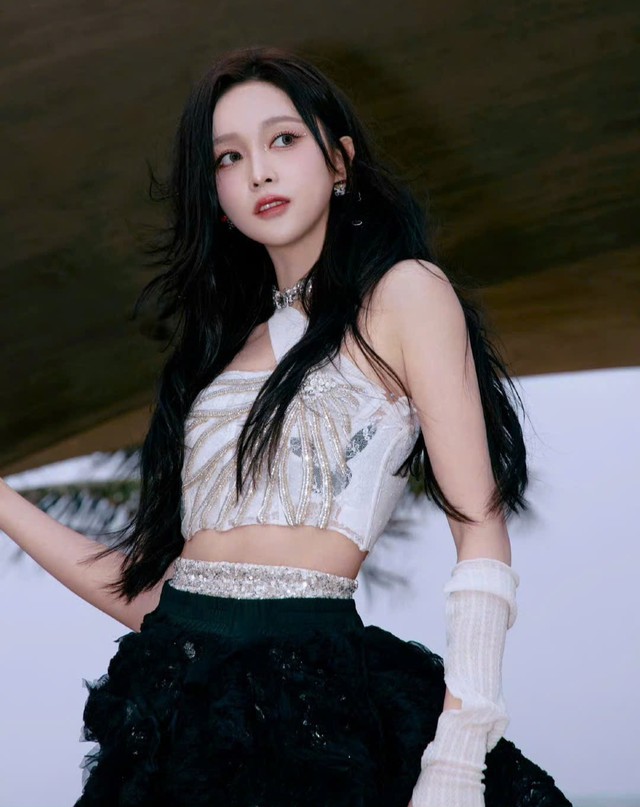 Nữ idol tranh danh xưng "thần tiên tỷ tỷ" với Lưu Diệc Phi: Đi hát 10 năm không hot bằng 1 lần ngất xỉu- Ảnh 16.