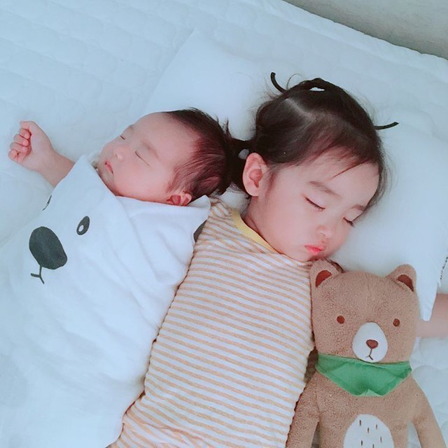 Đến tuổi tách ngủ riêng, mẹ có nên để bé ngủ cùng anh chị lớn trong nhà?- Ảnh 1.