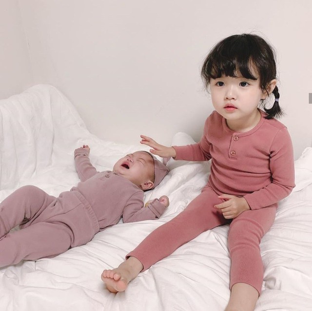 Đến tuổi tách ngủ riêng, mẹ có nên để bé ngủ cùng anh chị lớn trong nhà?- Ảnh 2.