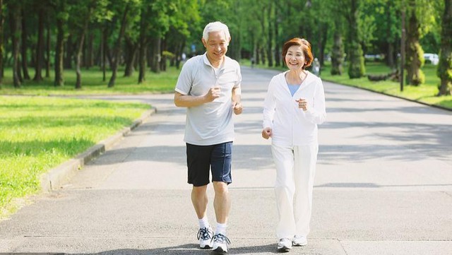 Nhìn dáng đi bộ biết ai là người sống lâu: Người đi bô nhanh và đi chậm ai sống lâu hơn? Sự chênh lệch tuổi thọ có thể lên tới 16 năm- Ảnh 4. Nhìn dáng đi bộ biết ai là người sống lâu: Người đi bô nhanh và đi chậm ai sống lâu hơn? Sự chênh lệch tuổi thọ có thể lên tới 16 năm- Ảnh 4.