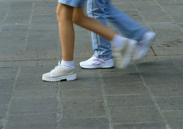 Nhìn dáng đi bộ biết ai là người sống lâu: Người đi bô nhanh và đi chậm ai sống lâu hơn? Sự chênh lệch tuổi thọ có thể lên tới 16 năm- Ảnh 2. Nhìn dáng đi bộ biết ai là người sống lâu: Người đi bô nhanh và đi chậm ai sống lâu hơn? Sự chênh lệch tuổi thọ có thể lên tới 16 năm- Ảnh 2.