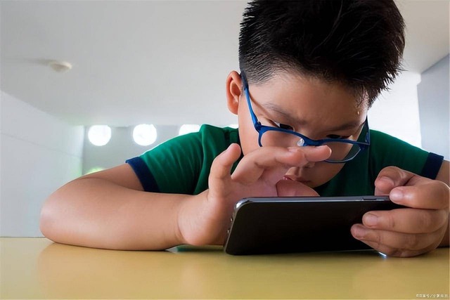 Trẻ bị cấm dùng điện thoại và trẻ được chơi điện thoại thoải mái lớn lên sẽ có 3 khác biệt vô cùng rõ ràng- Ảnh 1.