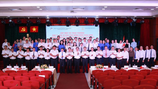 Tri ân những “chiến sĩ áo trắng” nơi đảo xa: Lan tỏa tinh thần yêu nước và trách nhiệm nghề y- Ảnh 4. Tri ân những “chiến sĩ áo trắng” nơi đảo xa: Lan tỏa tinh thần yêu nước và trách nhiệm nghề y- Ảnh 4.