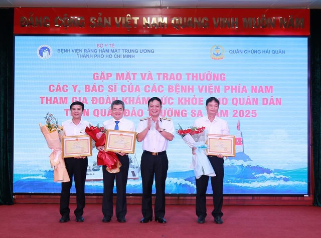 Tri ân những “chiến sĩ áo trắng” nơi đảo xa: Lan tỏa tinh thần yêu nước và trách nhiệm nghề y- Ảnh 1. Tri ân những “chiến sĩ áo trắng” nơi đảo xa: Lan tỏa tinh thần yêu nước và trách nhiệm nghề y- Ảnh 1.