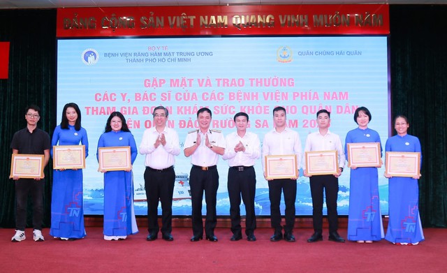 Tri ân những “chiến sĩ áo trắng” nơi đảo xa: Lan tỏa tinh thần yêu nước và trách nhiệm nghề y- Ảnh 3. Tri ân những “chiến sĩ áo trắng” nơi đảo xa: Lan tỏa tinh thần yêu nước và trách nhiệm nghề y- Ảnh 3.