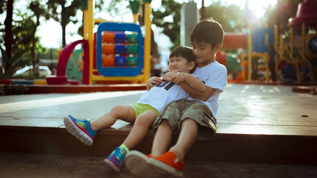 Trẻ bị cấm dùng điện thoại và trẻ được chơi điện thoại thoải mái lớn lên sẽ có 3 khác biệt vô cùng rõ ràng- Ảnh 2.