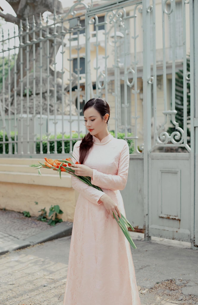 Người đẹp Vbiz làm dâu "đế chế nhựa" giàu sang bậc nhất Sài Gòn: Vẫn giàu có tự thân, chọn cách sống kín đáo nhưng đầy bản lĩnh- Ảnh 5. Người đẹp Vbiz làm dâu "đế chế nhựa" giàu sang bậc nhất Sài Gòn: Vẫn giàu có tự thân, chọn cách sống kín đáo nhưng đầy bản lĩnh- Ảnh 5.