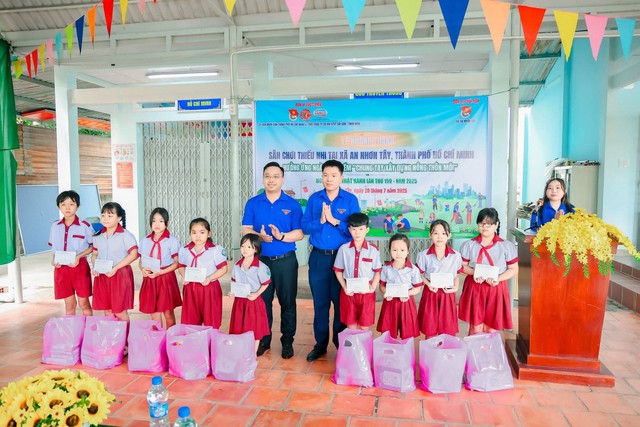 Đoàn công tác Thành Đoàn Tp. Hồ Chí Minh thăm, động viên chiến sĩ tình nguyện kỳ nghỉ hồng và Mùa hè xanh tại huyện Củ Chi- Ảnh 2. Đoàn công tác Thành Đoàn Tp. Hồ Chí Minh thăm, động viên chiến sĩ tình nguyện kỳ nghỉ hồng và Mùa hè xanh tại huyện Củ Chi- Ảnh 2.