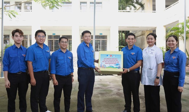 Đoàn công tác Thành Đoàn Tp. Hồ Chí Minh thăm, động viên chiến sĩ tình nguyện kỳ nghỉ hồng và Mùa hè xanh tại huyện Củ Chi- Ảnh 3. Đoàn công tác Thành Đoàn Tp. Hồ Chí Minh thăm, động viên chiến sĩ tình nguyện kỳ nghỉ hồng và Mùa hè xanh tại huyện Củ Chi- Ảnh 3.