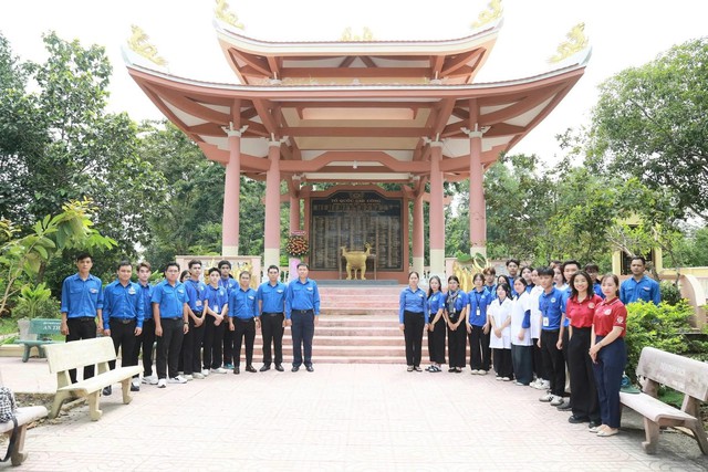 Đoàn công tác Thành Đoàn Tp. Hồ Chí Minh thăm, động viên chiến sĩ tình nguyện kỳ nghỉ hồng và Mùa hè xanh tại huyện Củ Chi- Ảnh 1. Đoàn công tác Thành Đoàn Tp. Hồ Chí Minh thăm, động viên chiến sĩ tình nguyện kỳ nghỉ hồng và Mùa hè xanh tại huyện Củ Chi- Ảnh 1.