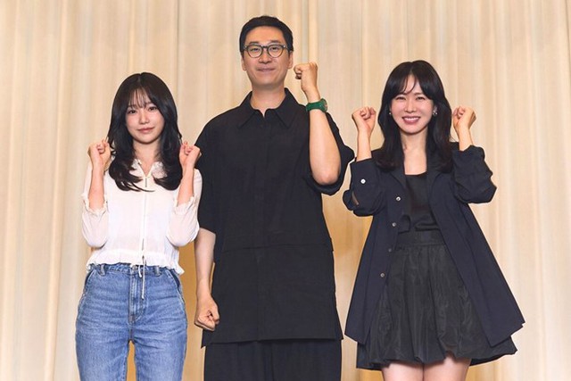 Son Ye Jin đóng phim mới với mỹ nhân Squid Game kém mình 19 tuổi: Nhan sắc không hề lép vế, bí quyết nhờ biết cách chăm sóc cơ thể thế này- Ảnh 1. Son Ye Jin đóng phim mới với mỹ nhân Squid Game kém mình 19 tuổi: Nhan sắc không hề lép vế, bí quyết nhờ biết cách chăm sóc cơ thể thế này- Ảnh 1.