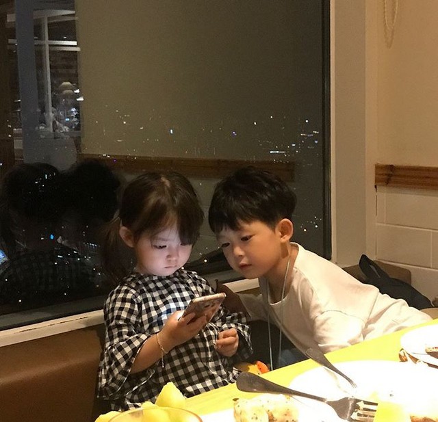 Con 5 tuổi lén lút vào nhà vệ sinh xem điện thoại, mẹ bắt được đem lên mạng hỏi thì bị trách ngược: Con 5 tuổi lén lút vào nhà vệ sinh xem điện thoại, mẹ bắt được đem lên mạng hỏi thì bị trách ngược: