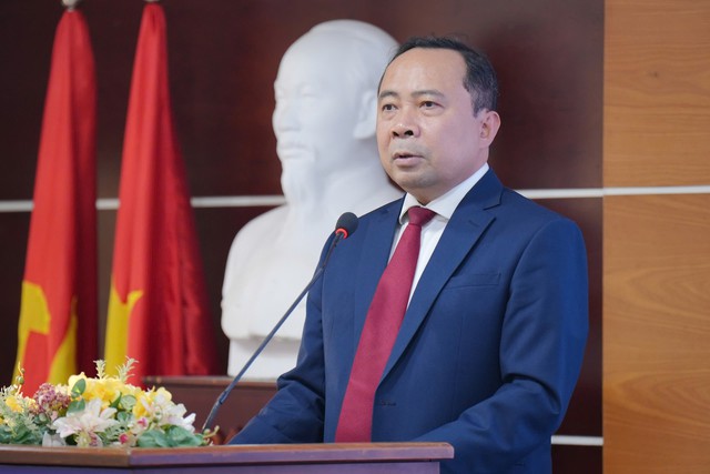 Giám đốc ĐHQG-HCM cho biết, ĐHQG-HCM sở hữu thế mạnh về nguồn nhân lực, hình thành nhóm nghiên cứu gồm các đơn vị trường đại học thành viên. Giám đốc ĐHQG-HCM cho biết, ĐHQG-HCM sở hữu thế mạnh về nguồn nhân lực, hình thành nhóm nghiên cứu gồm các đơn vị trường đại học thành viên.