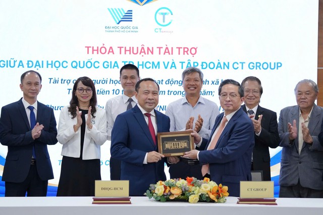 ĐHQG-HCM và Công ty Cổ phần Tập đoàn CT Group đã ký kết 01 thoả thuận tài trợ và 02 thoả thuận hợp tác, đánh dấu bước phát triển mới trong mối quan hệ giữa nhà trường và doanh nghiệp. ĐHQG-HCM và Công ty Cổ phần Tập đoàn CT Group đã ký kết 01 thoả thuận tài trợ và 02 thoả thuận hợp tác, đánh dấu bước phát triển mới trong mối quan hệ giữa nhà trường và doanh nghiệp.