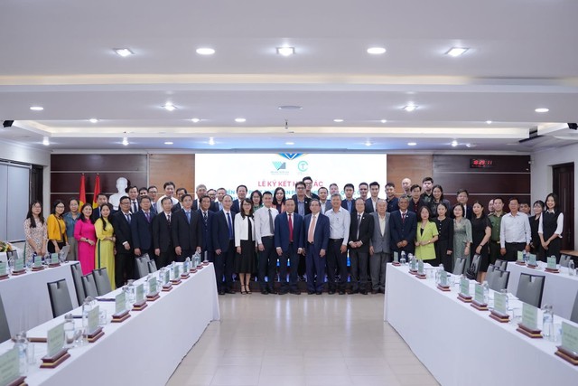 Đại học quốc gia Tp.Hồ Chí Minh và CT Group ký kết hợp tác chiến lược phát triển sản phẩm quốc gia và triển khai Nghị quyết 57-NQ/TW- Ảnh 4. Đại học quốc gia Tp.Hồ Chí Minh và CT Group ký kết hợp tác chiến lược phát triển sản phẩm quốc gia và triển khai Nghị quyết 57-NQ/TW- Ảnh 4.