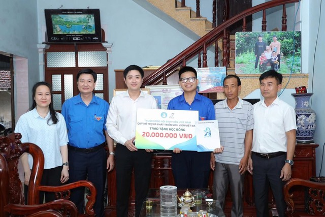 Trao học bổng “Vững bước tương lai” cho các thủ khoa vượt khó- Ảnh 1. Trao học bổng “Vững bước tương lai” cho các thủ khoa vượt khó- Ảnh 1.