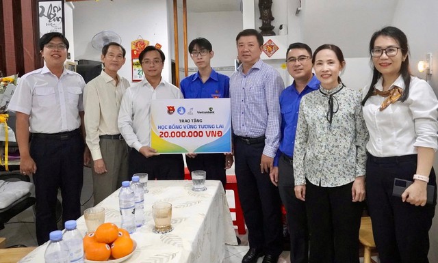 Trao học bổng “Vững bước tương lai” cho các thủ khoa vượt khó- Ảnh 2. Trao học bổng “Vững bước tương lai” cho các thủ khoa vượt khó- Ảnh 2.