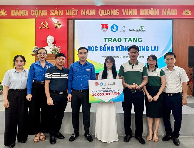 Trao học bổng “Vững bước tương lai” cho các thủ khoa vượt khó- Ảnh 3. Trao học bổng “Vững bước tương lai” cho các thủ khoa vượt khó- Ảnh 3.