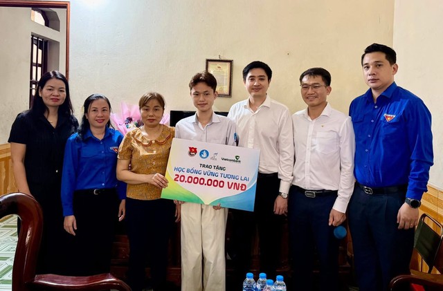 Trao học bổng “Vững bước tương lai” cho các thủ khoa vượt khó- Ảnh 4. Trao học bổng “Vững bước tương lai” cho các thủ khoa vượt khó- Ảnh 4.