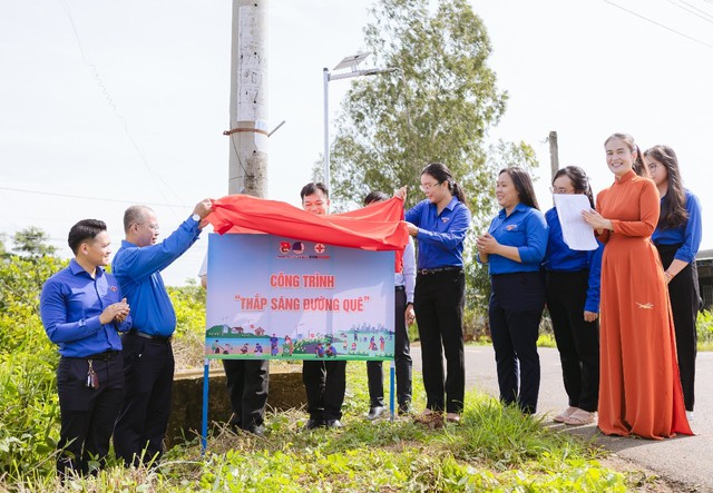 Khánh thành công trình “Thắp sáng đường quê” tại xã Bàu Lâm. Ảnh Thành Đoàn.