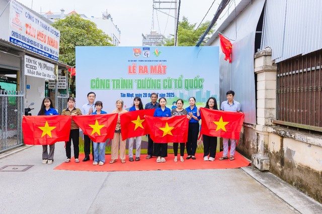Ra mắt công trình Đường cờ Tổ quốc tại xã Bình Lợi. Ảnh Thành Đoàn.