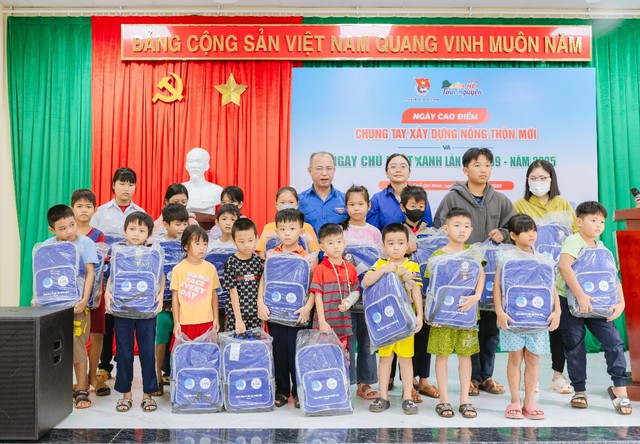 Trao quà cho thiếu nhi vượt khó học tốt tại xã Bàu Lâm. Ảnh Thành Đoàn.