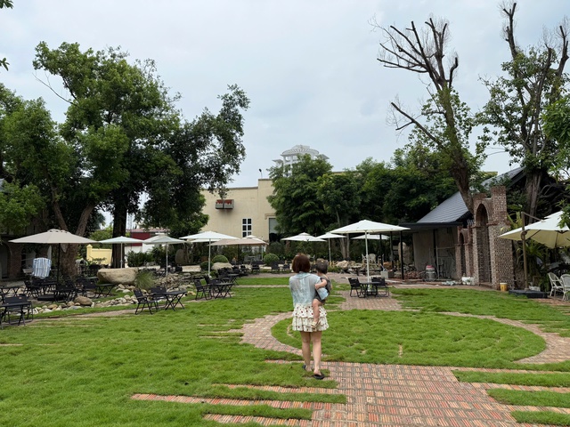 Check quán cafe "vibe" rừng nhiệt đới, rộng như khu sinh thái giữa Hải Phòng: Con chơi cả ngày không chán, mẹ "hết hơi" nhưng có đầy ảnh chill- Ảnh 1.