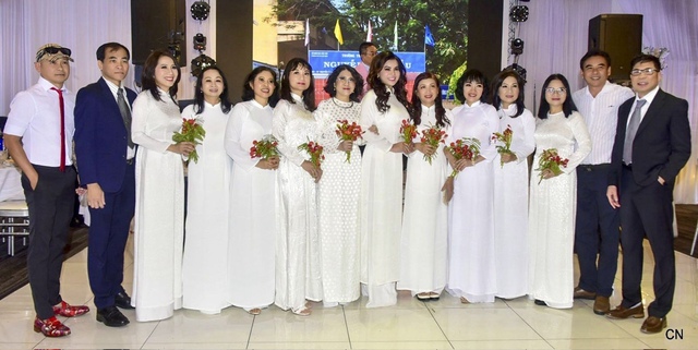 Hoa hậu Kim Hồng hát tặng thầy cô trong buổi gặp mặt bạn học cũ tại Mỹ- Ảnh 1. Hoa hậu Kim Hồng hát tặng thầy cô trong buổi gặp mặt bạn học cũ tại Mỹ- Ảnh 1.